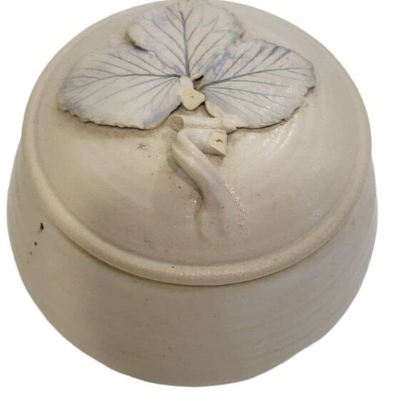 Beautiful Trinket Pottery Bowl with Lid; Approx. 4.5 x 4.5 - Picture 1 of 7